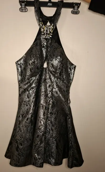 Vestido de fiesta negro con detalles brillantes - miniatura 2