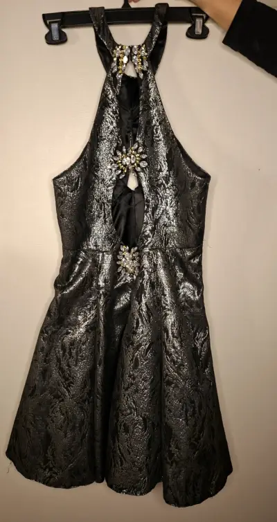Vestido de fiesta negro con detalles brillantes - miniatura 3