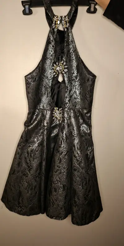 Vestido de fiesta negro con detalles brillantes - miniatura 4