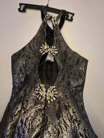 Vestido de fiesta negro con detalles brillantes - miniatura 5