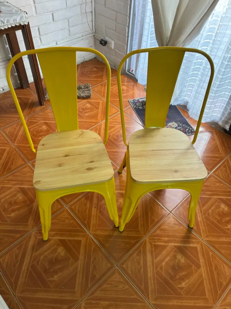 Dos Sillas metálicas tolix con madera