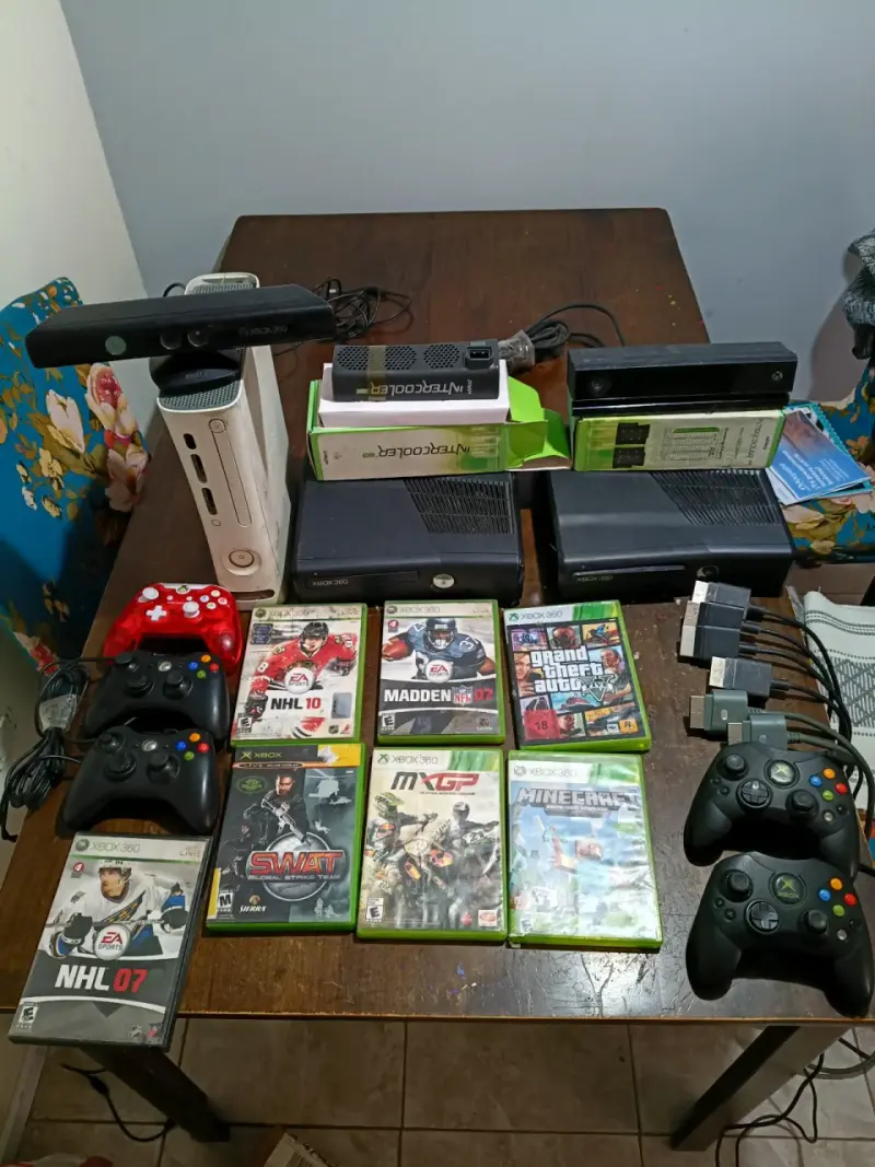 Consola Xbox 360 con juegos y accesorios - 1