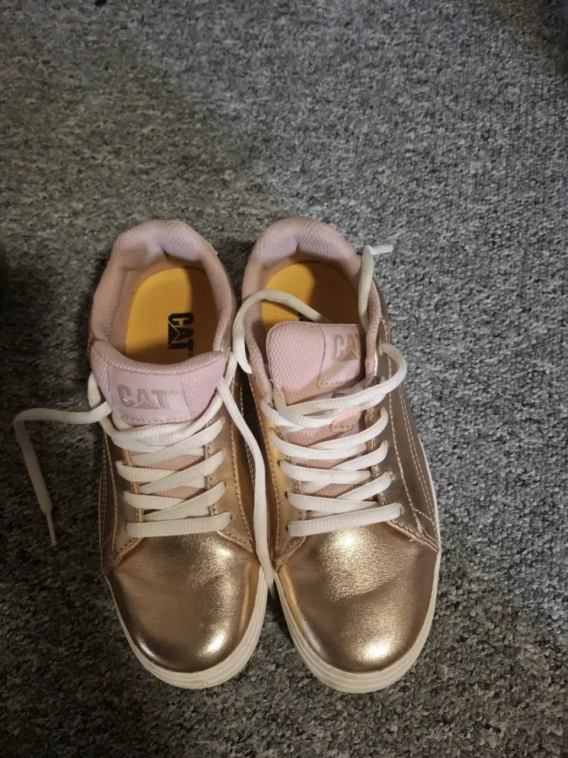 Zapatillas doradas CAT para mujer