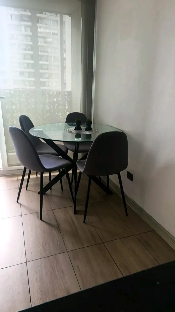 Mesa de Comedor Redonda con Sillas Grises - 1