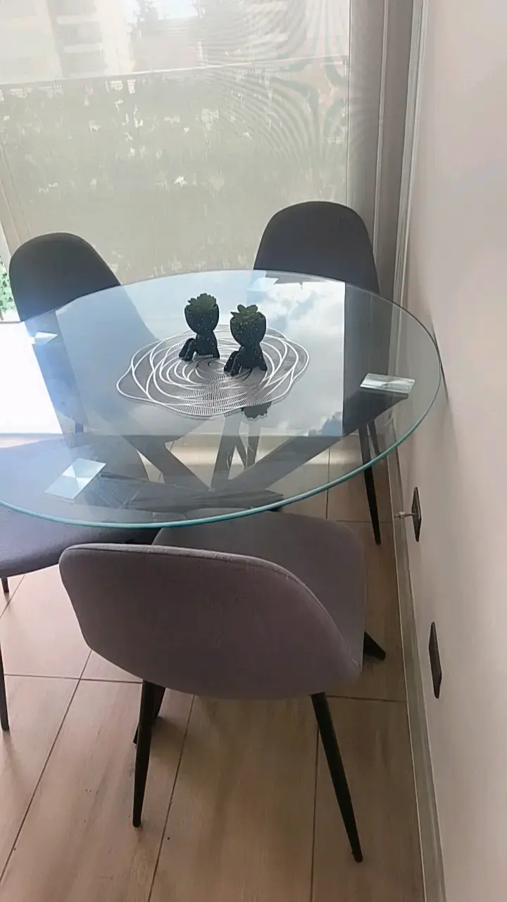 Mesa de Comedor Redonda con Sillas Grises - 2