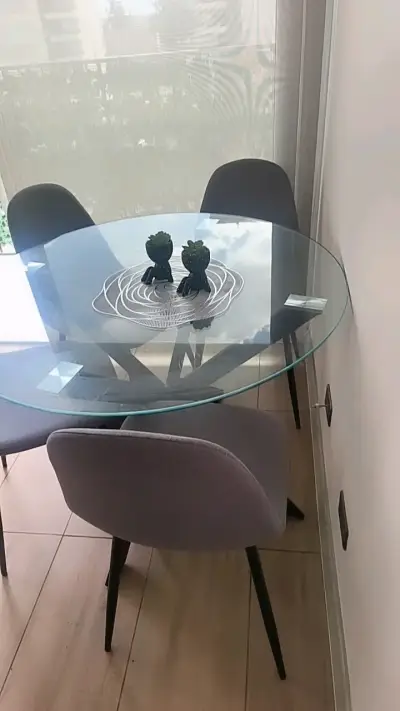 Mesa de Comedor Redonda con Sillas Grises - miniatura 2