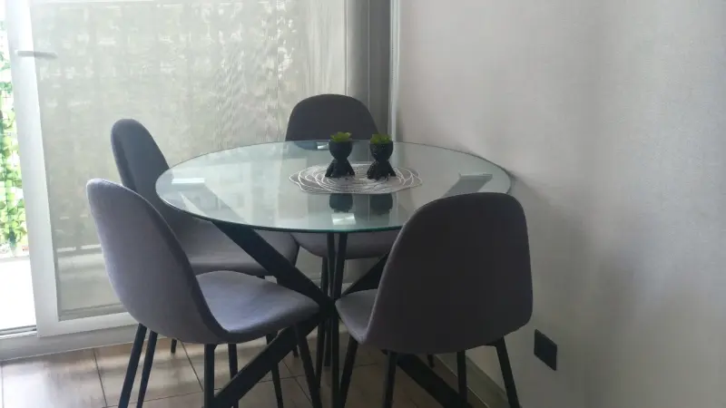 Mesa de Comedor Redonda con Sillas Grises - 5