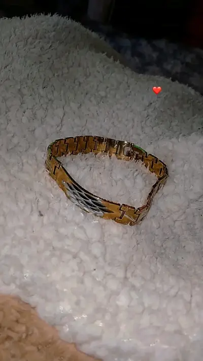 Pulsera dorada con diseño elegante - miniatura 1
