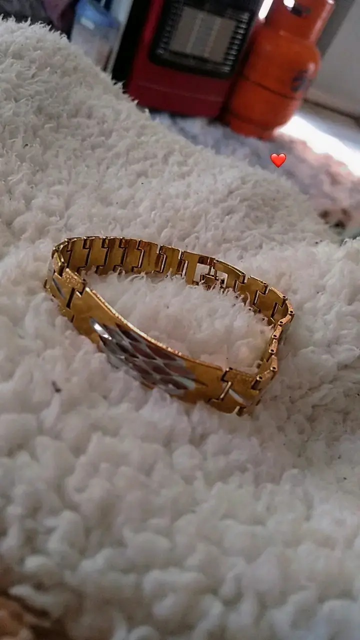 Pulsera dorada con diseño elegante - 2