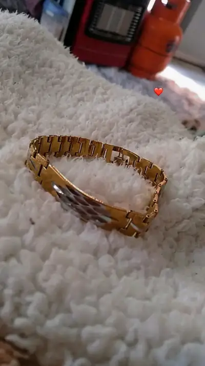 Pulsera dorada con diseño elegante - miniatura 2
