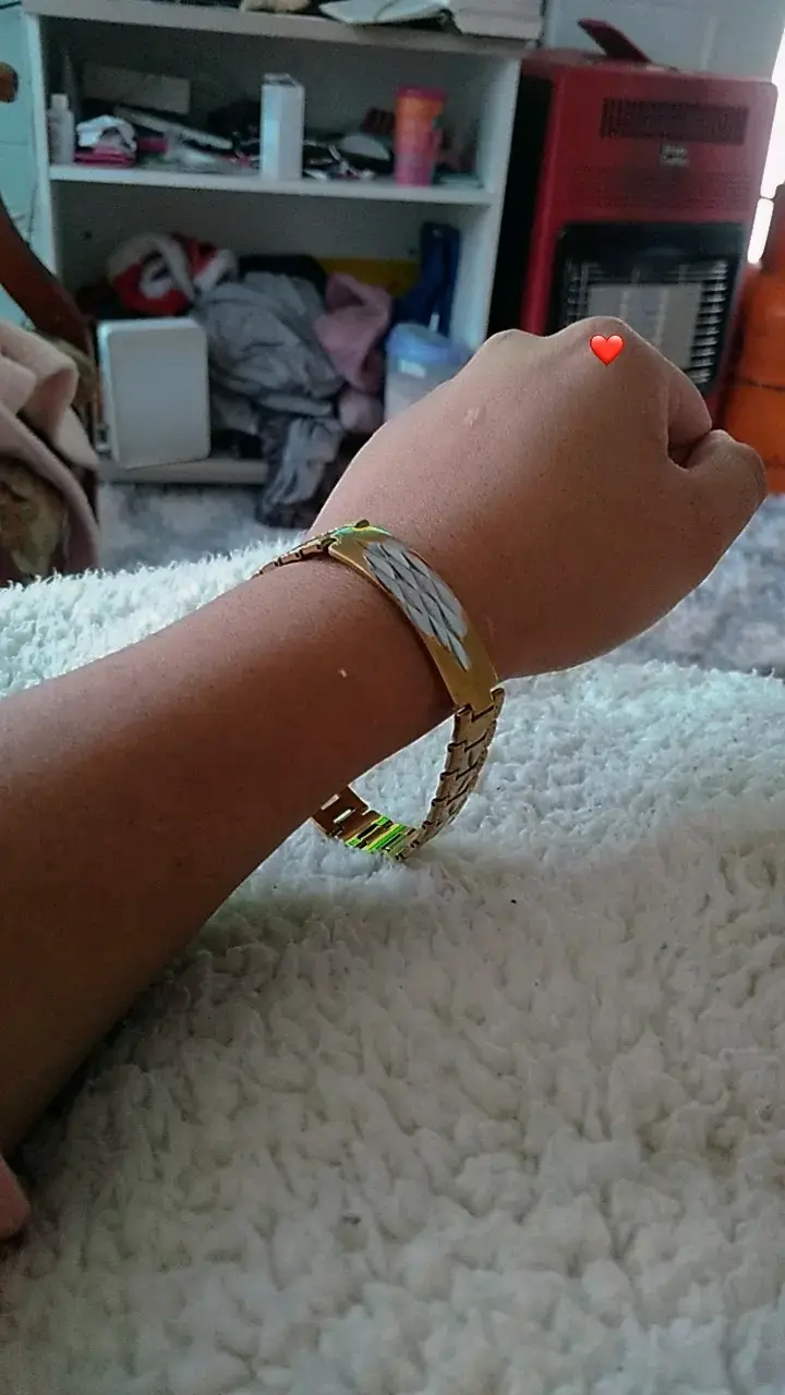 Pulsera dorada con diseño elegante - 3