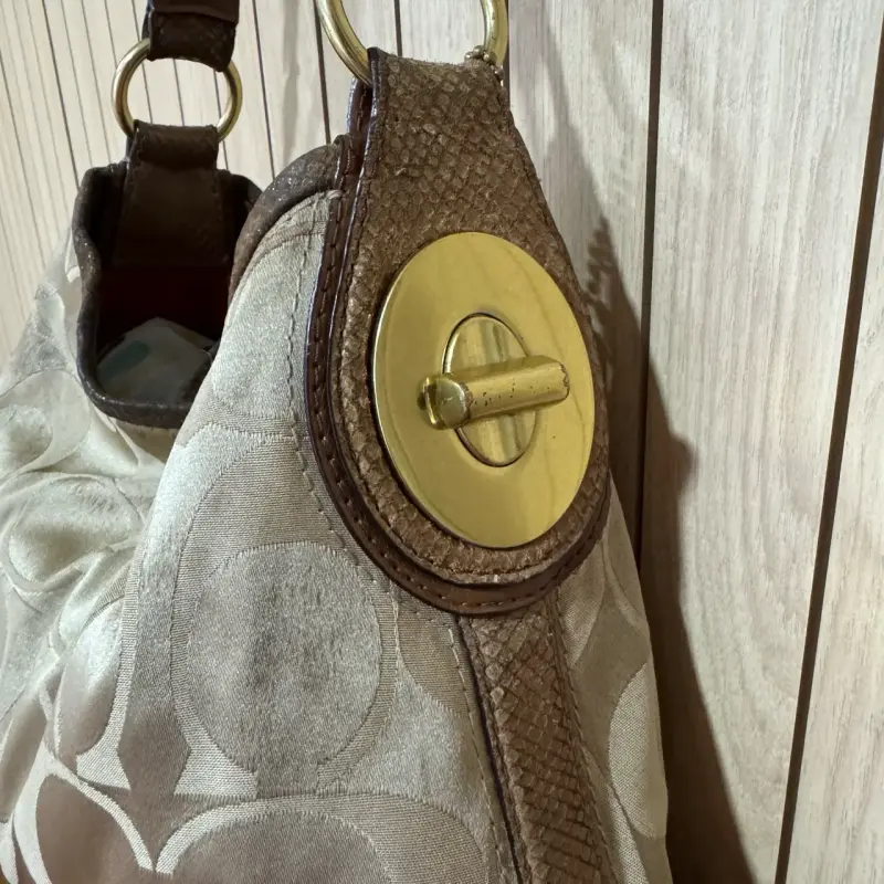 Bolso de hombro Coach beige con detalles marrones - 3