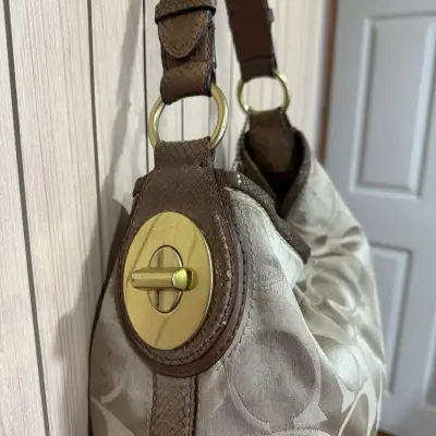 Bolso de hombro Coach beige con detalles marrones - miniatura 4