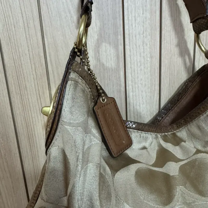 Bolso de hombro Coach beige con detalles marrones - 5