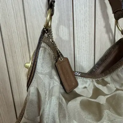 Bolso de hombro Coach beige con detalles marrones - miniatura 5