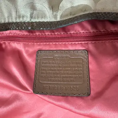 Bolso de hombro Coach beige con detalles marrones - miniatura 6
