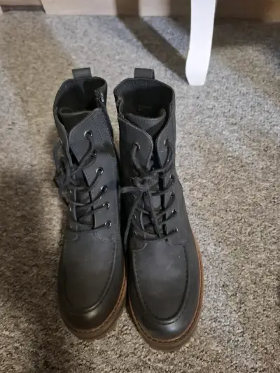 Botas negras de cuero para hombre en buen estado - miniatura 1