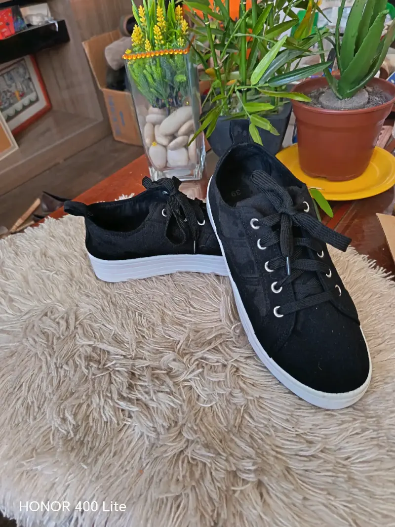 Zapatillas negras casuales para mujer - 1