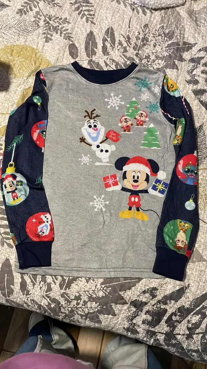 Polera infantil Disney con estampado navideño