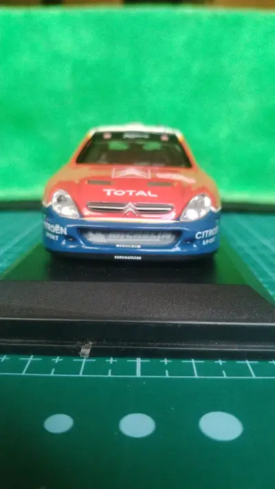 Modelo a escala Toyota Corolla WRC 1999 - miniatura 2