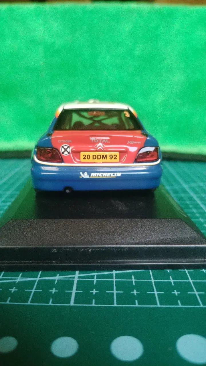 Modelo a escala Toyota Corolla WRC 1999 - 4