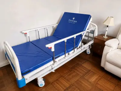 Cama clínica ajustable FirstCare con barandas - miniatura 1