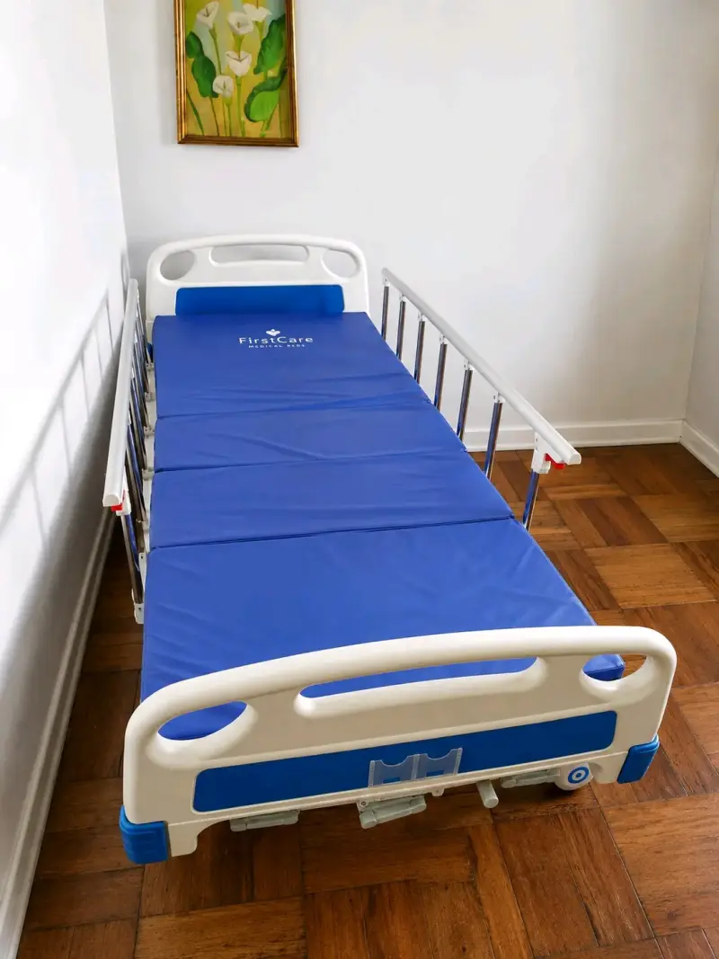 Cama clínica ajustable FirstCare con barandas - 2