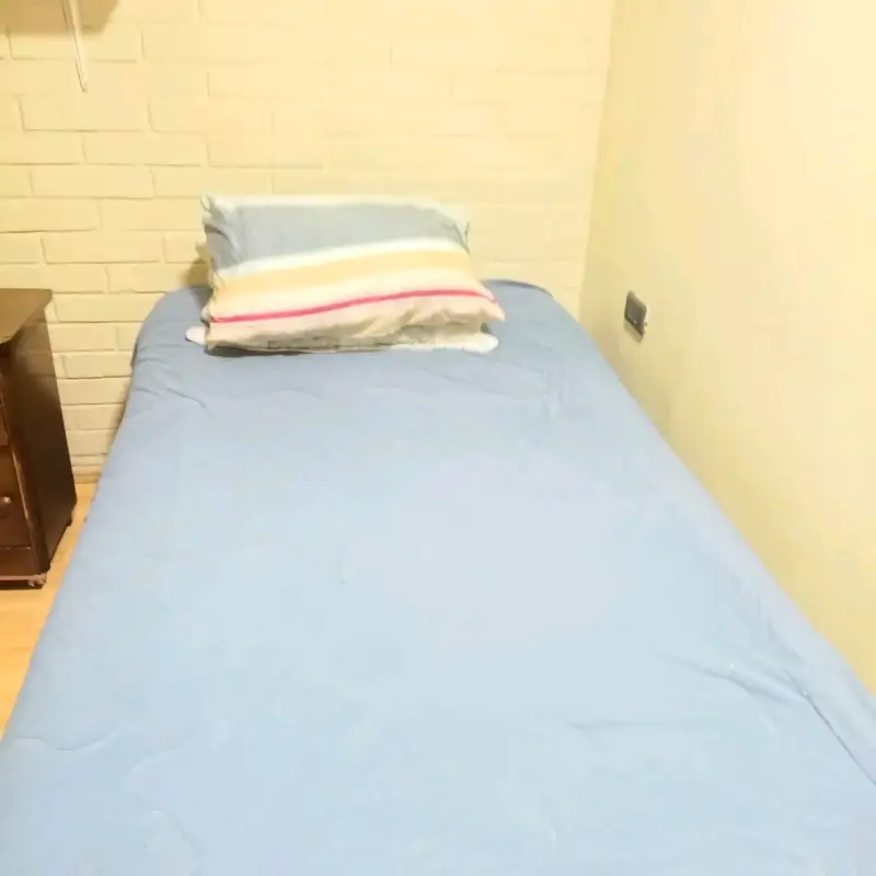 Habitación completa con cama y velador - 2
