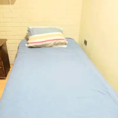 Habitación completa con cama y velador - miniatura 2