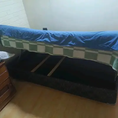 Habitación completa con cama y velador - miniatura 3