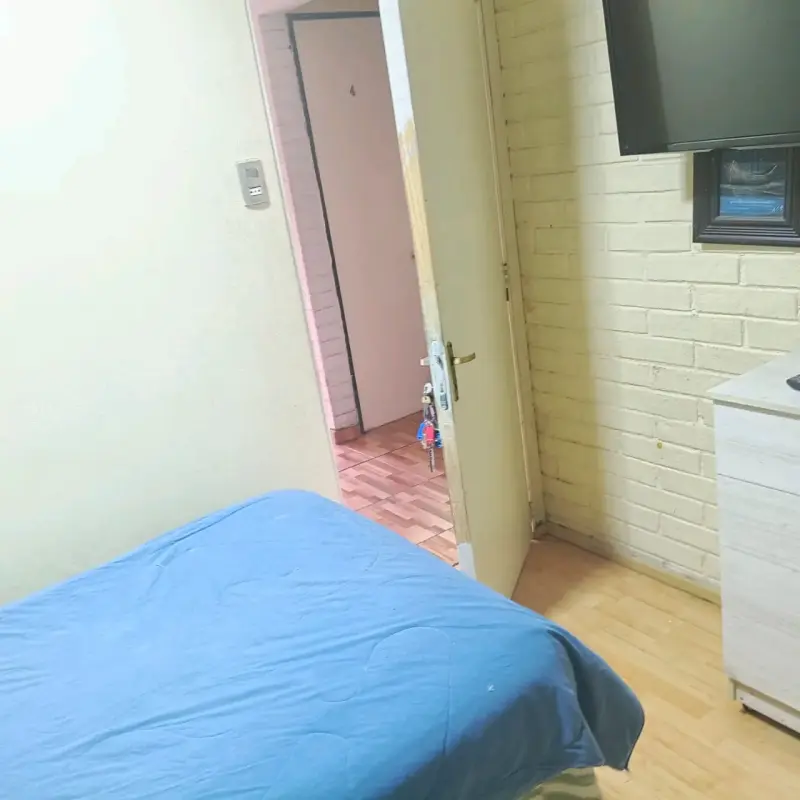 Habitación completa con cama y velador - 4