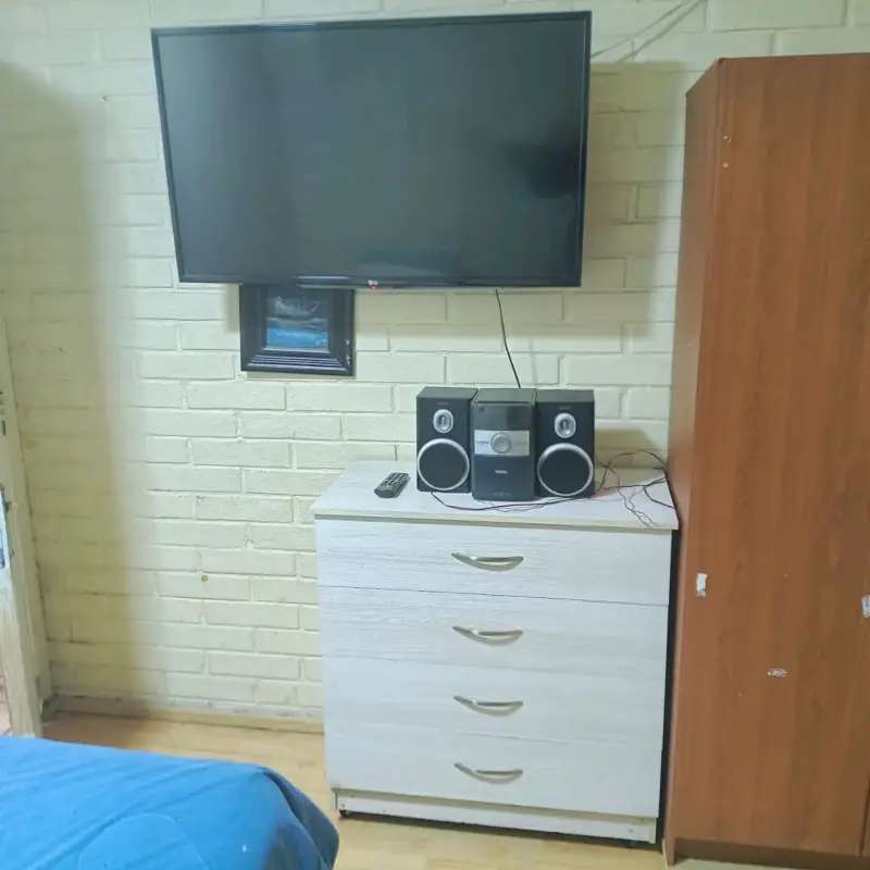 Habitación completa con cama y velador - 5