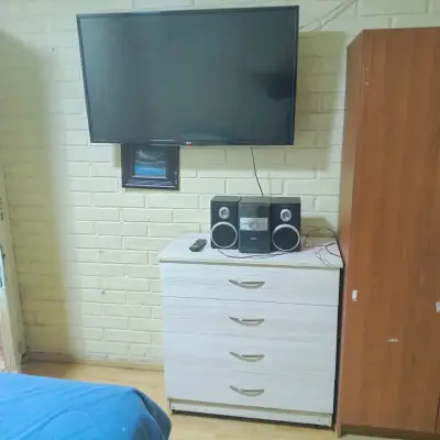 Habitación completa con cama y velador - miniatura 5