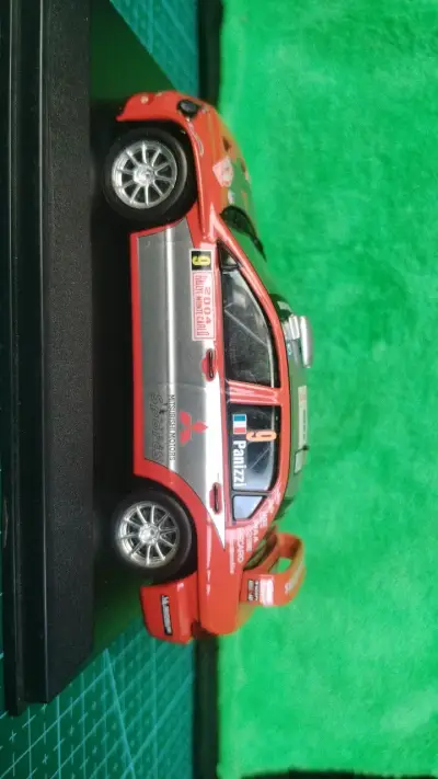 Modelo a escala Mitsubishi Lancer WRC 2004 - miniatura 3