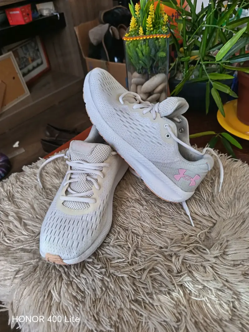 Zapatillas deportivas blancas Under Armour para mujer - 3