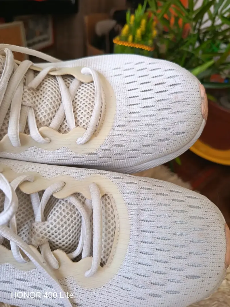 Zapatillas deportivas blancas Under Armour para mujer - 5