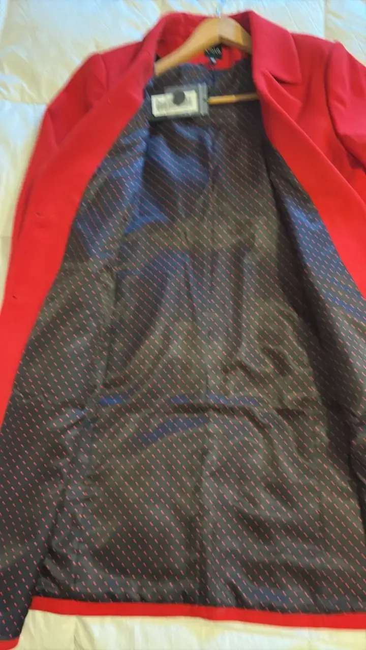 Abrigo rojo elegante para mujer marca Liola - 3