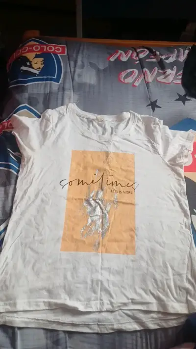 Polera blanca con diseño "Sometimes" para mujer - miniatura 1