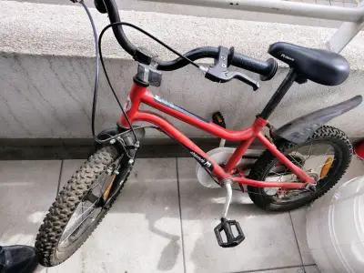 Bicicleta infantil roja con frenos de mano - miniatura 2