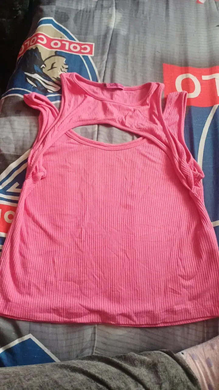 Polera sin mangas rosada con diseño calado - 1