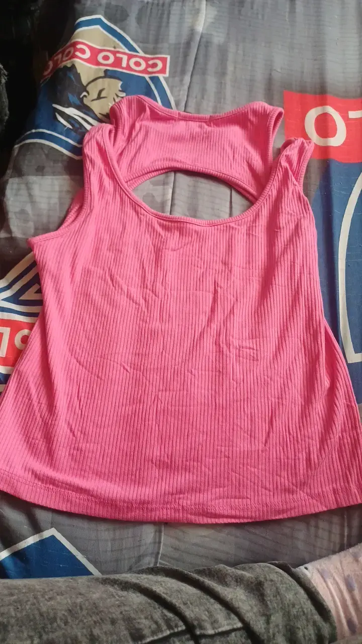 Polera sin mangas rosada con diseño calado - 2
