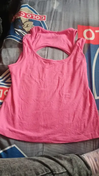 Polera sin mangas rosada con diseño calado - miniatura 2