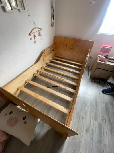 CamaMontesori  de madera para niños en buen estado - miniatura 1
