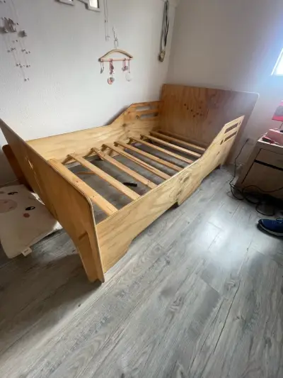 CamaMontesori  de madera para niños en buen estado - miniatura 2
