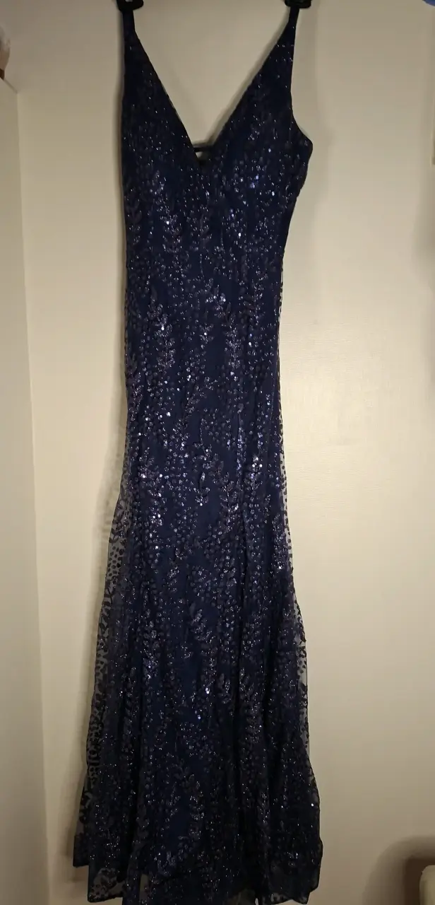 Vestido de noche azul con lentejuelas