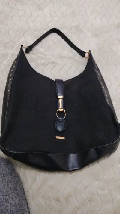 Bolso negro con detalles dorados - miniatura 1