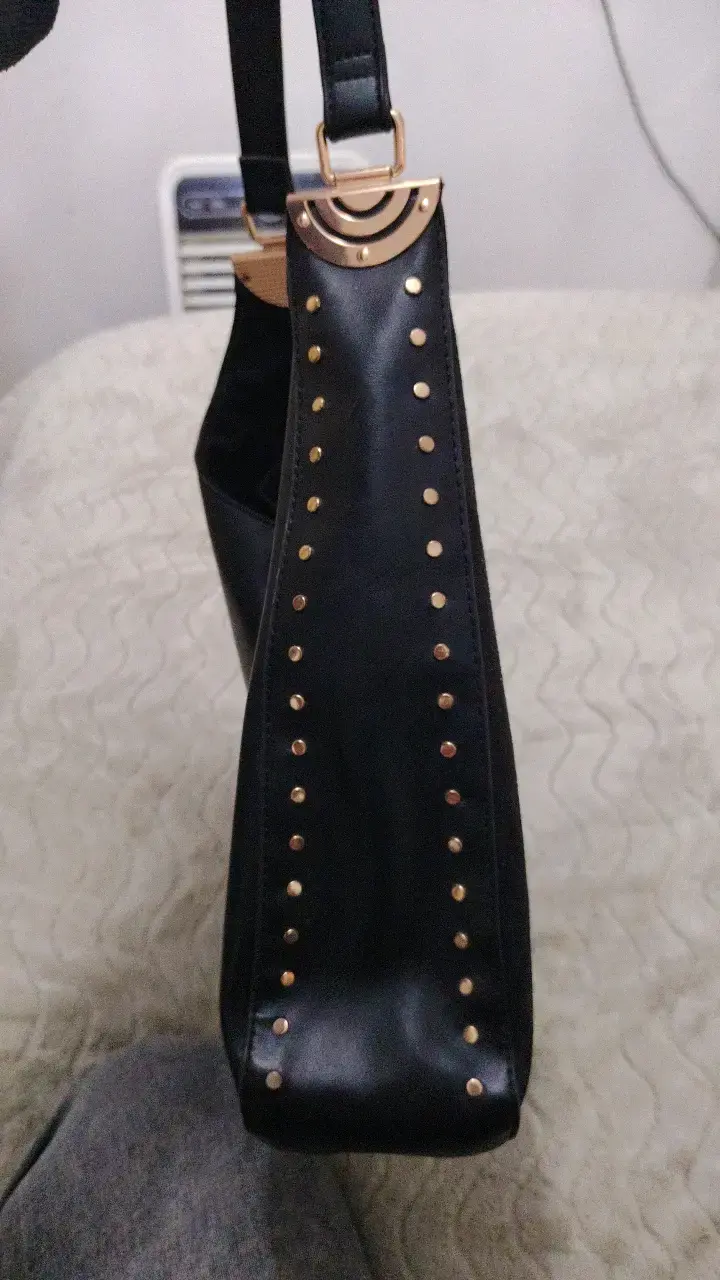 Bolso negro con detalles dorados - 2