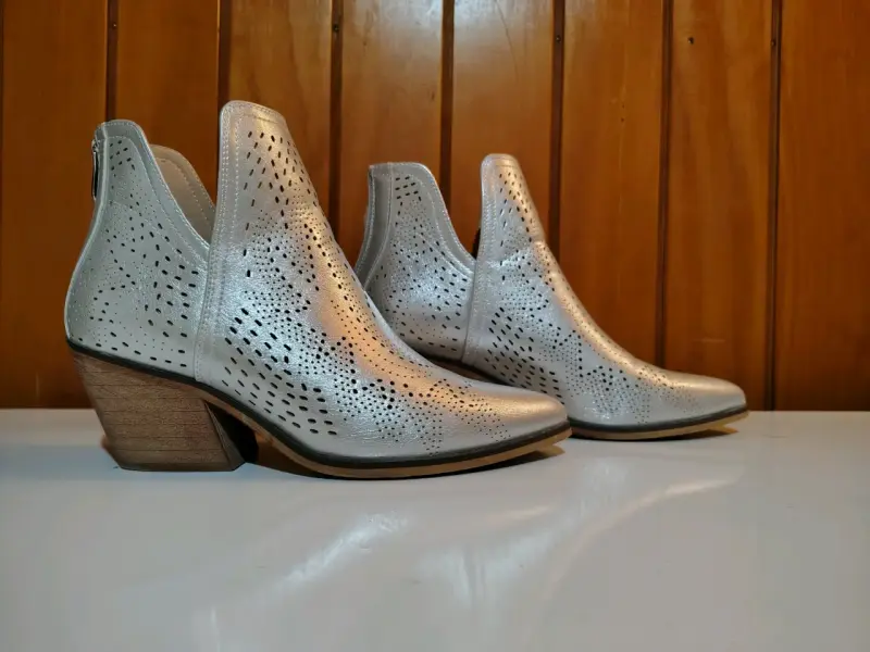 Botines plateados de cuero con tacón - 1