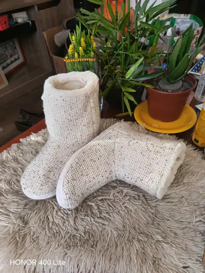Botas de casa tejidas con pompones beige - miniatura 1