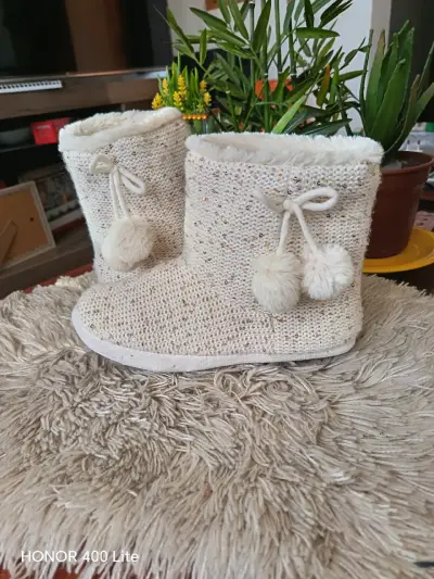 Botas de casa tejidas con pompones beige - miniatura 2